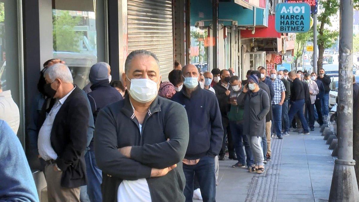 Esenlerde baklavacı önünde uzun kuyruklar oluştu