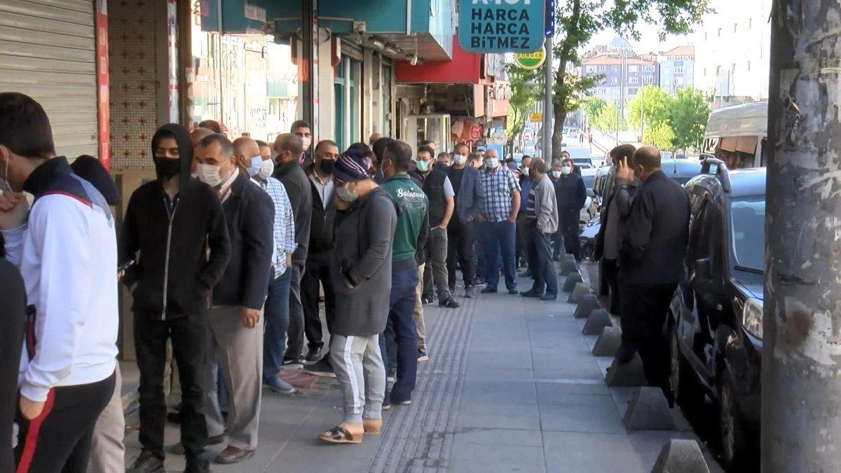 Esenlerde baklavacı önünde uzun kuyruklar oluştu