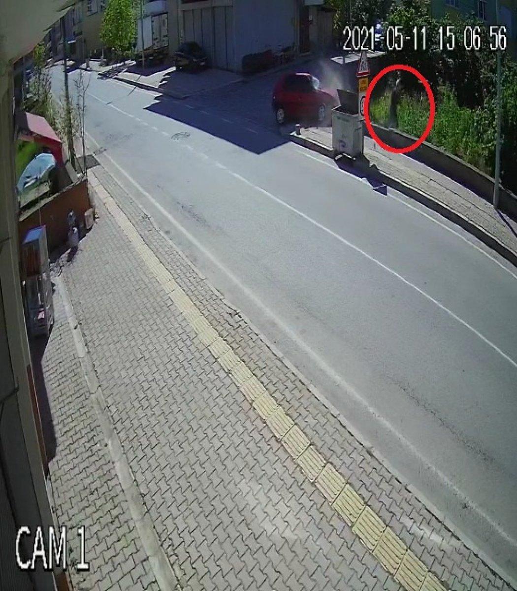 Samsun'da, otomobilin yayaya çarptığı anlar kameraya yansıdı