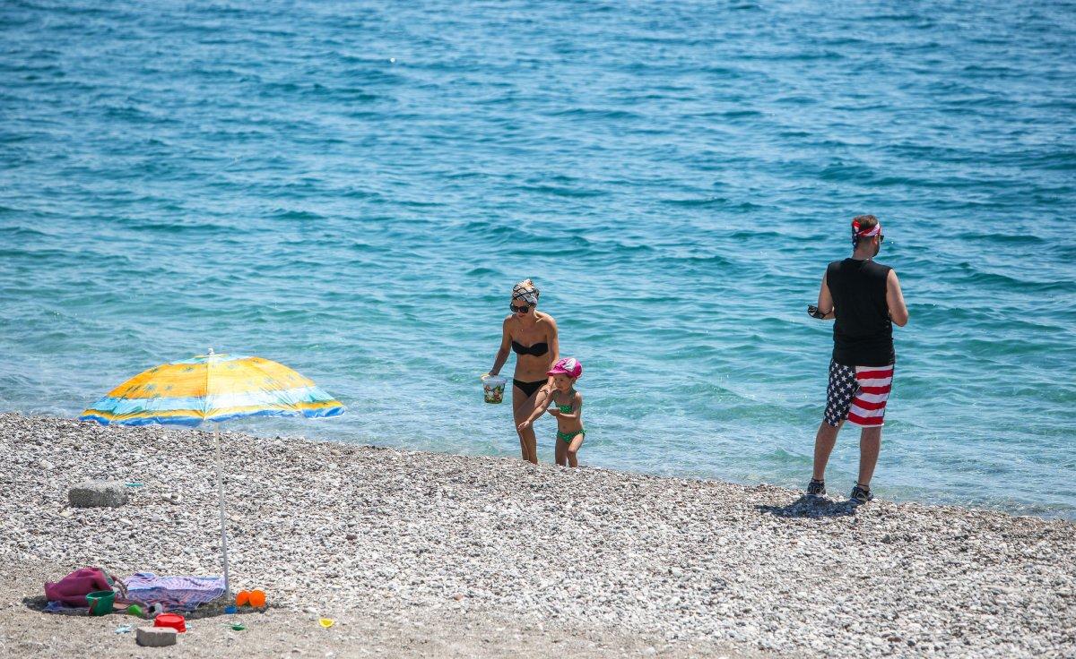 Antalya sahilleri turistlere kaldı