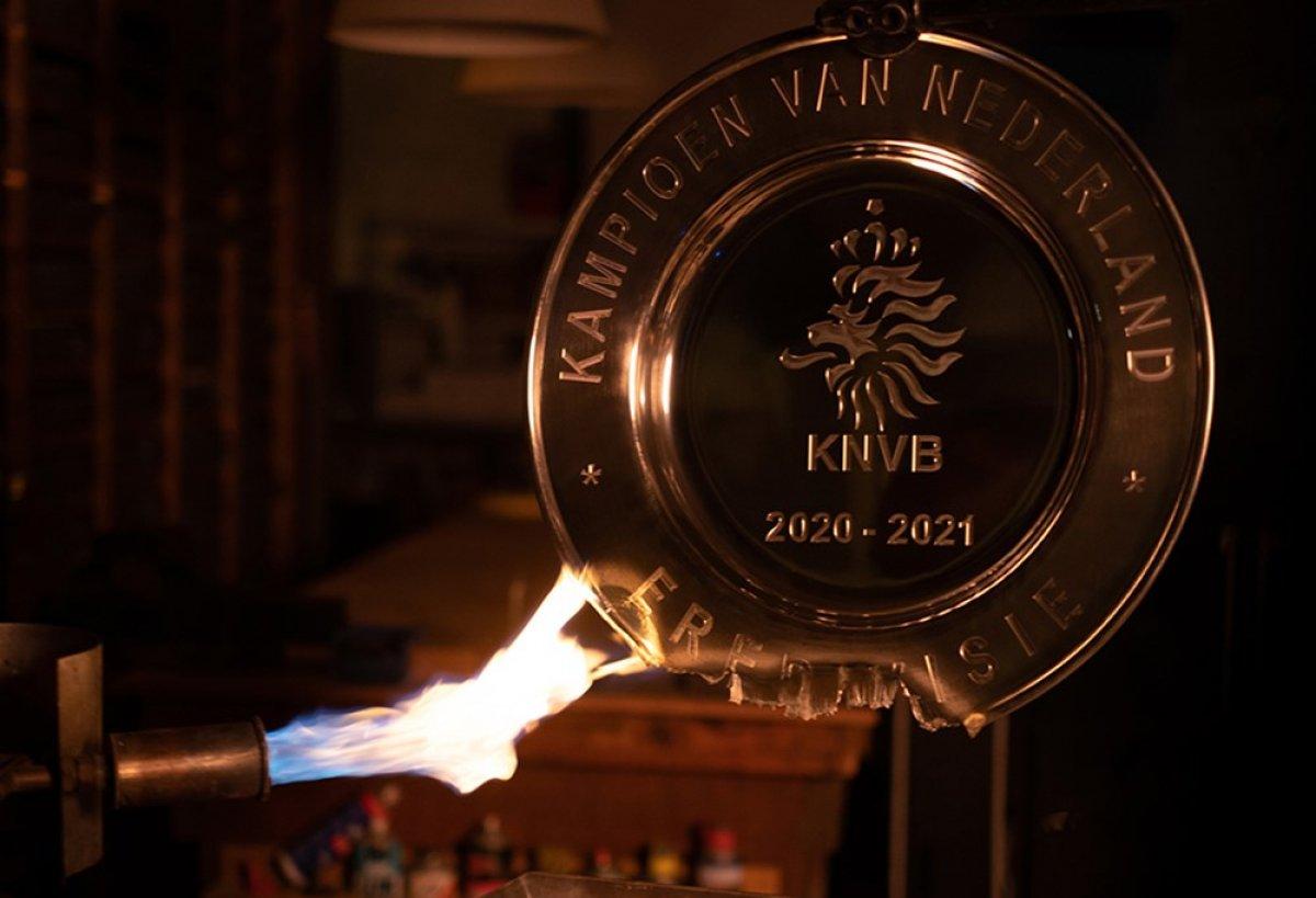 Ajax kupayı eritip taraftara gönderdi