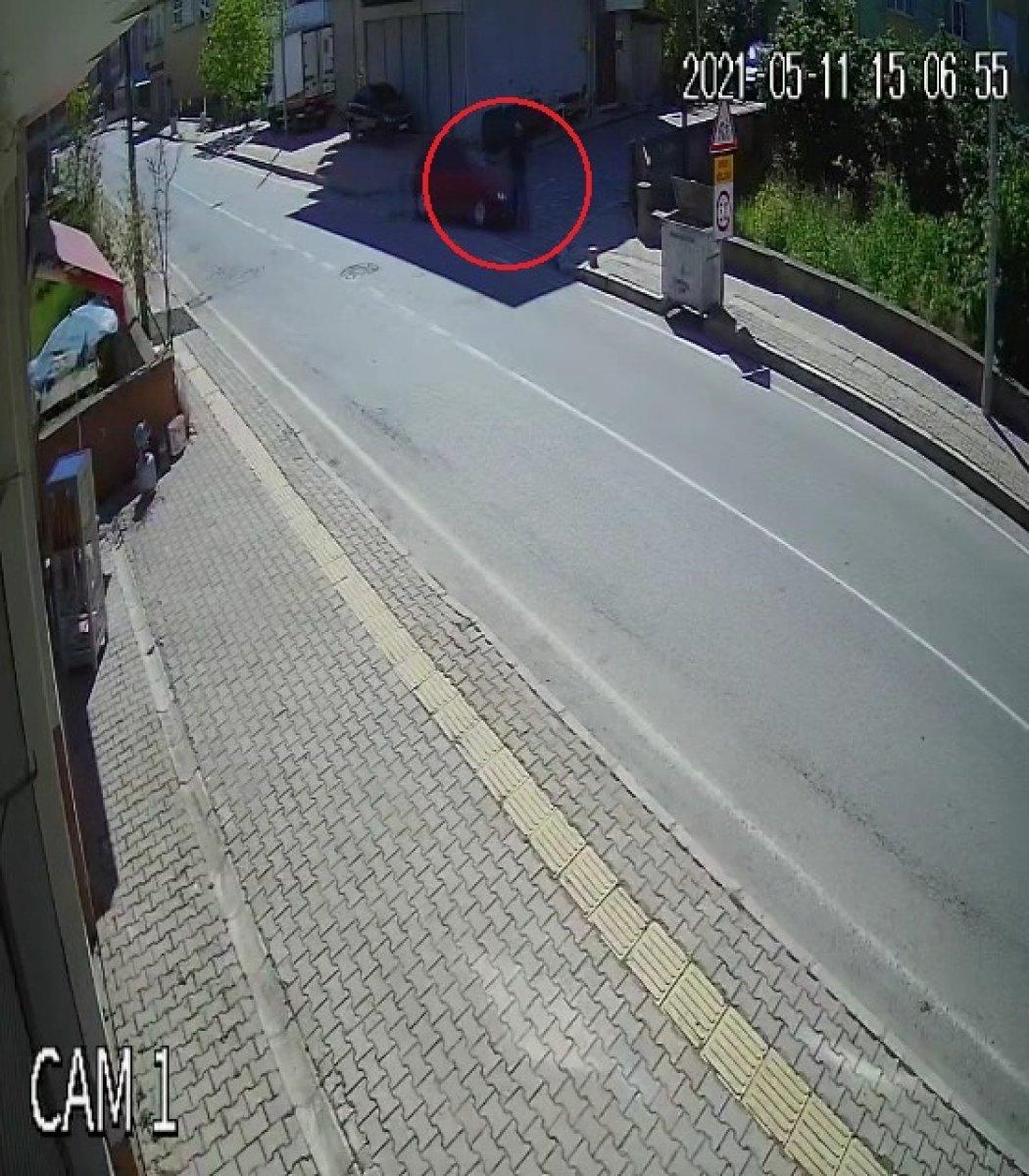 Samsun'da, otomobilin yayaya çarptığı anlar kameraya yansıdı