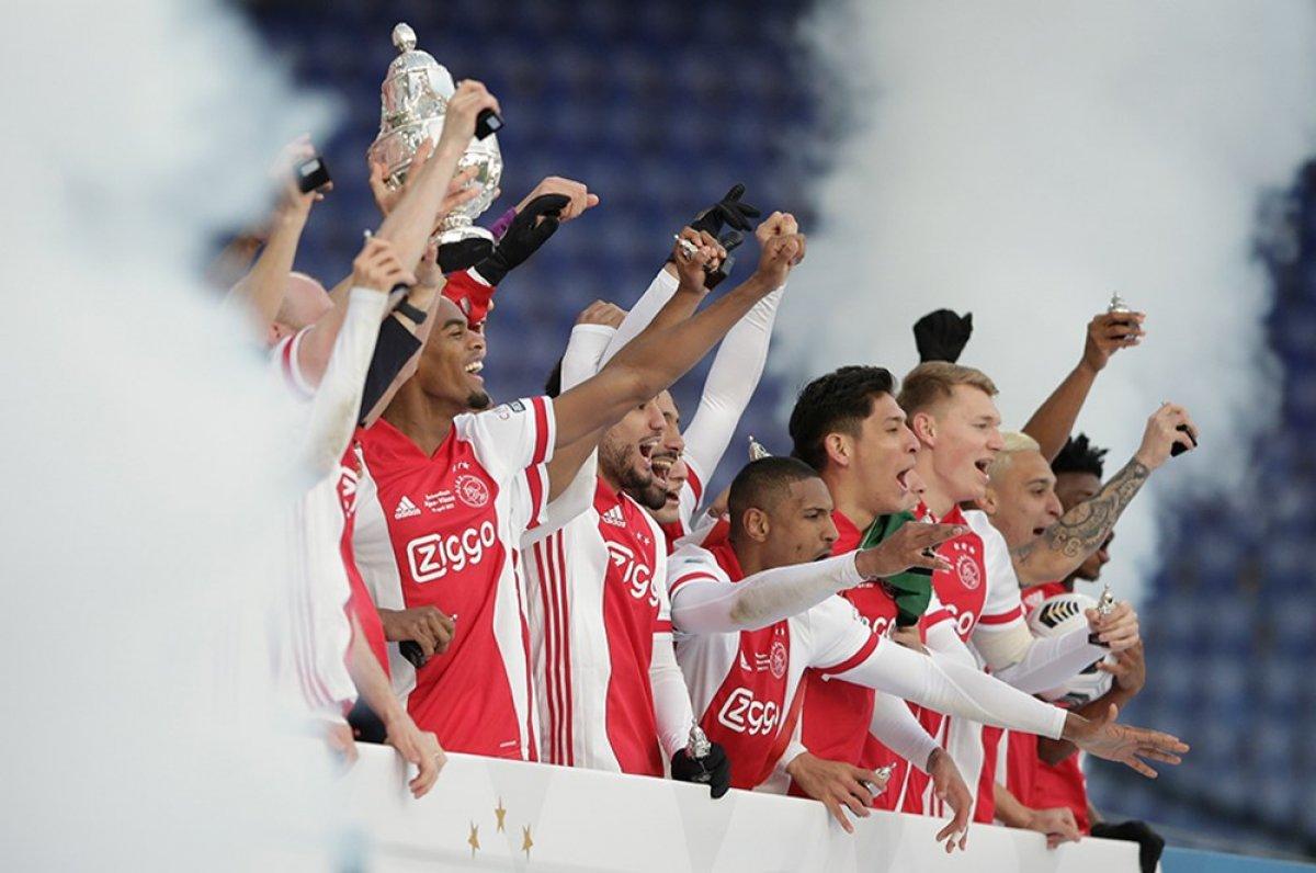 Ajax kupayı eritip taraftara gönderdi