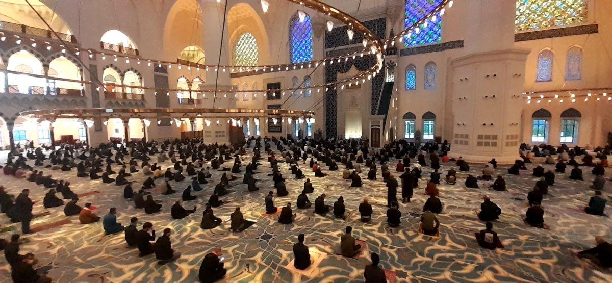 Bayram namazı için Büyük Çamlıca Camii'ne yoğun ilgi