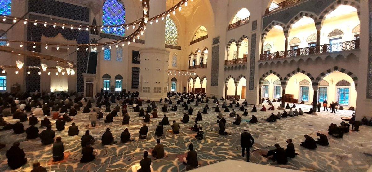 Bayram namazı için Büyük Çamlıca Camii'ne yoğun ilgi