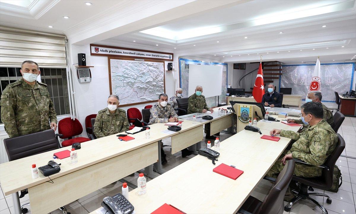 Hulusi Akar, Pençe Şimşek ve Pençe Yıldırım operasyonlarına komuta etti