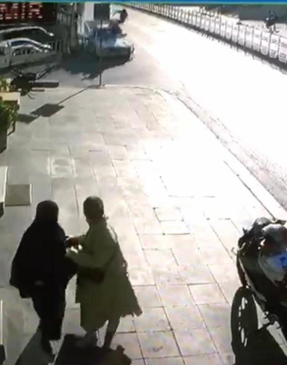 Pendik’te, otobüs durağında bekleyen aileye çarpıp kaçtı