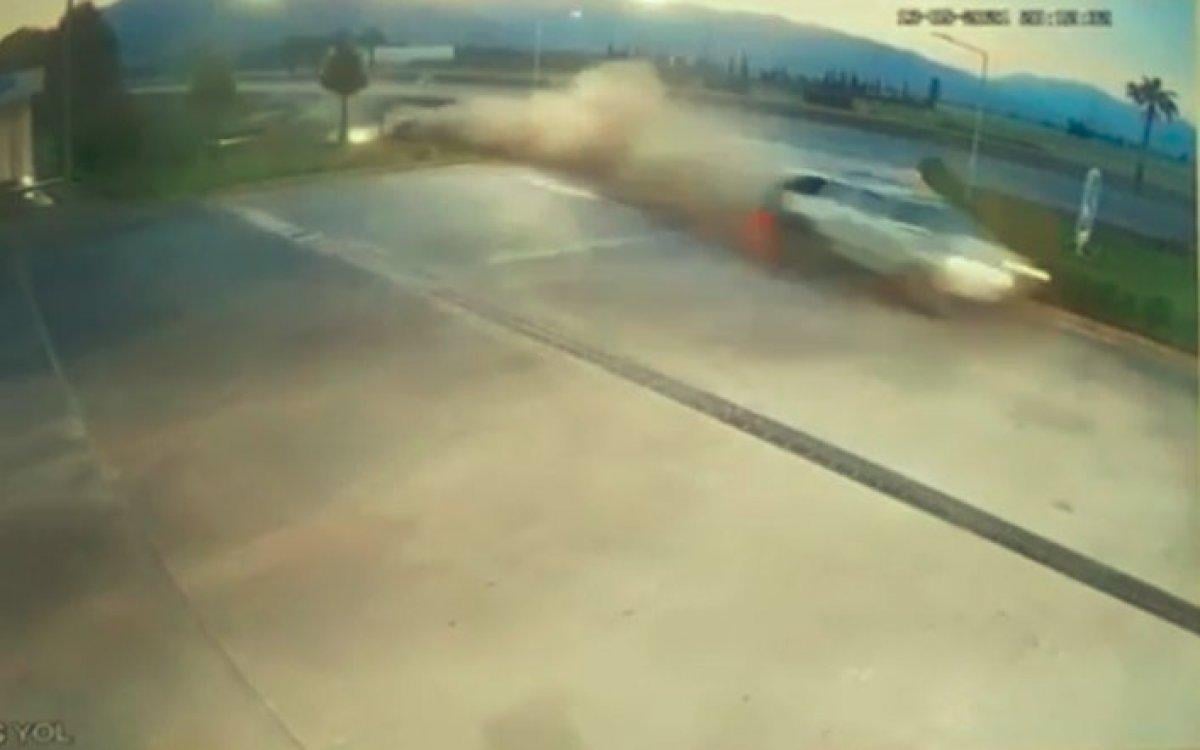 Antalya’da kontrolden çıkan araç benzin istasyonuna girdi