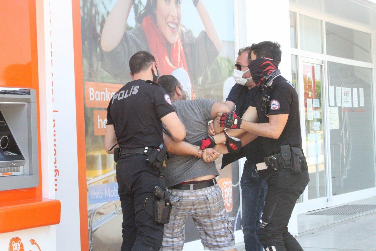 Antalya'da polisin üzerine yürüyen şahıs: Savcı akrabam var