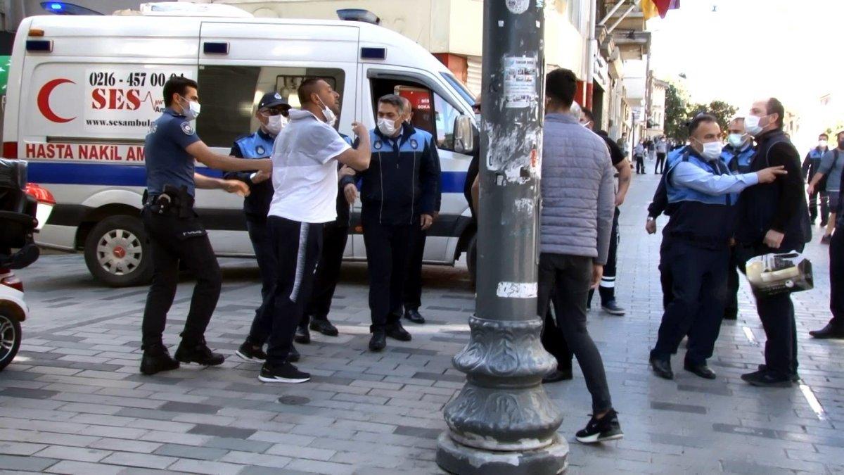 Taksim'de seyyar satıcı ile zabıtalar arasında arbede