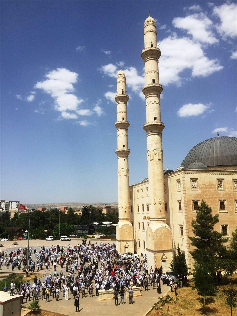 İsrail saldırılarında hayatını kaybeden Filistinliler için gıyabi cenaze namazı kılındı