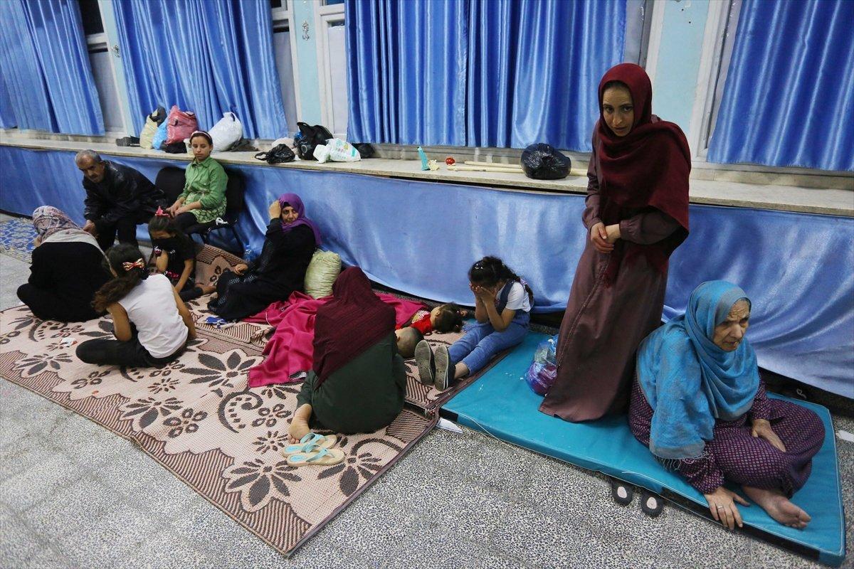 Filistinliler, İsrail bombalarından korunmak için okullara sığındı