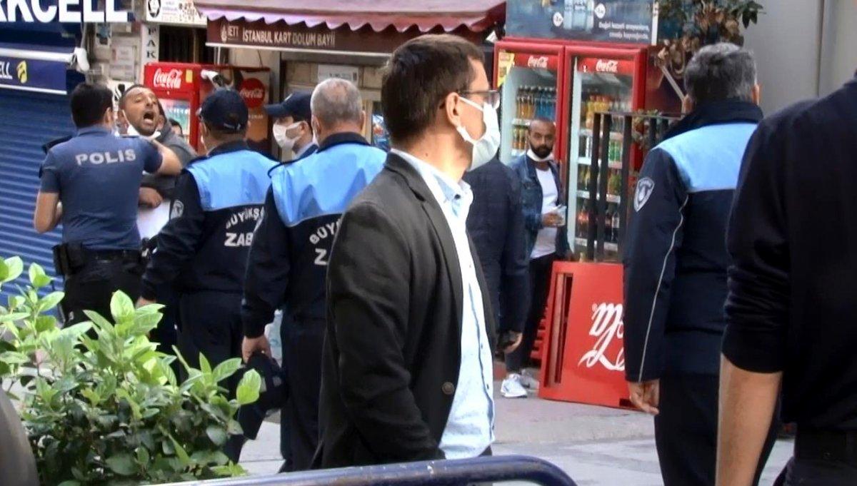 Taksim'de seyyar satıcı ile zabıtalar arasında arbede