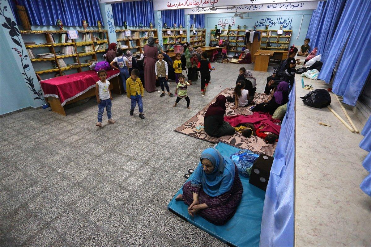 Filistinliler, İsrail bombalarından korunmak için okullara sığındı