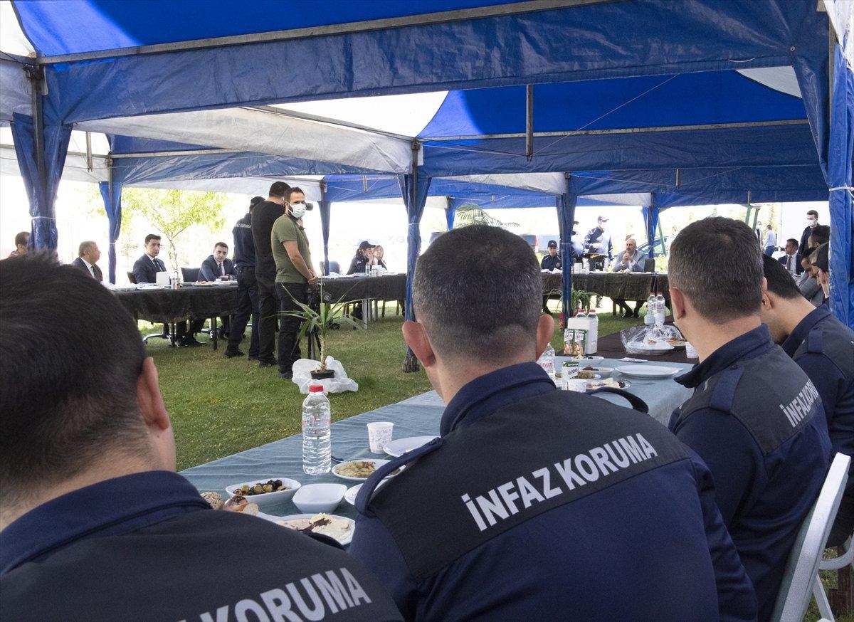 İnfaz koruma memurlarıyla bayramlaştı