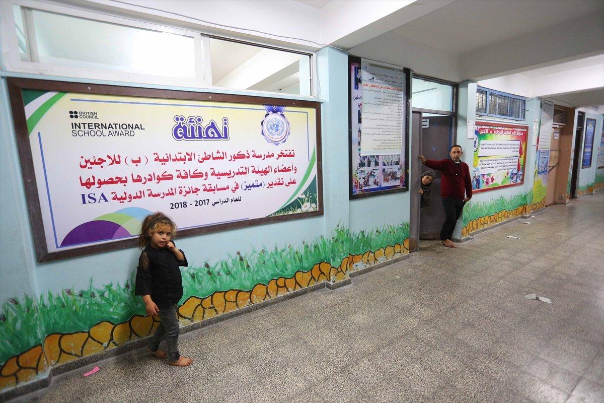 Filistinliler, İsrail bombalarından korunmak için okullara sığındı