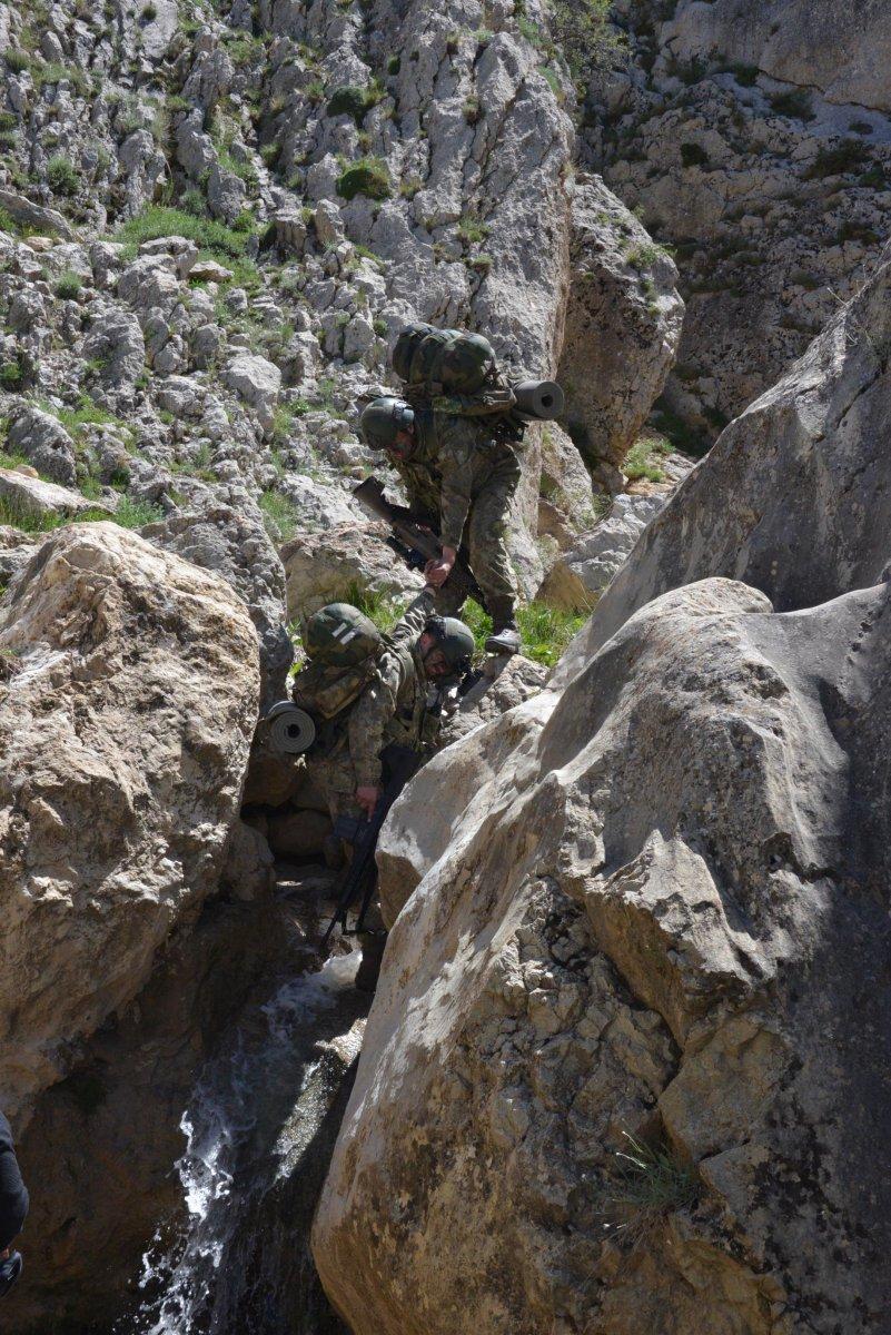 'Hudut kartalları' bayramda sınır nöbetinde