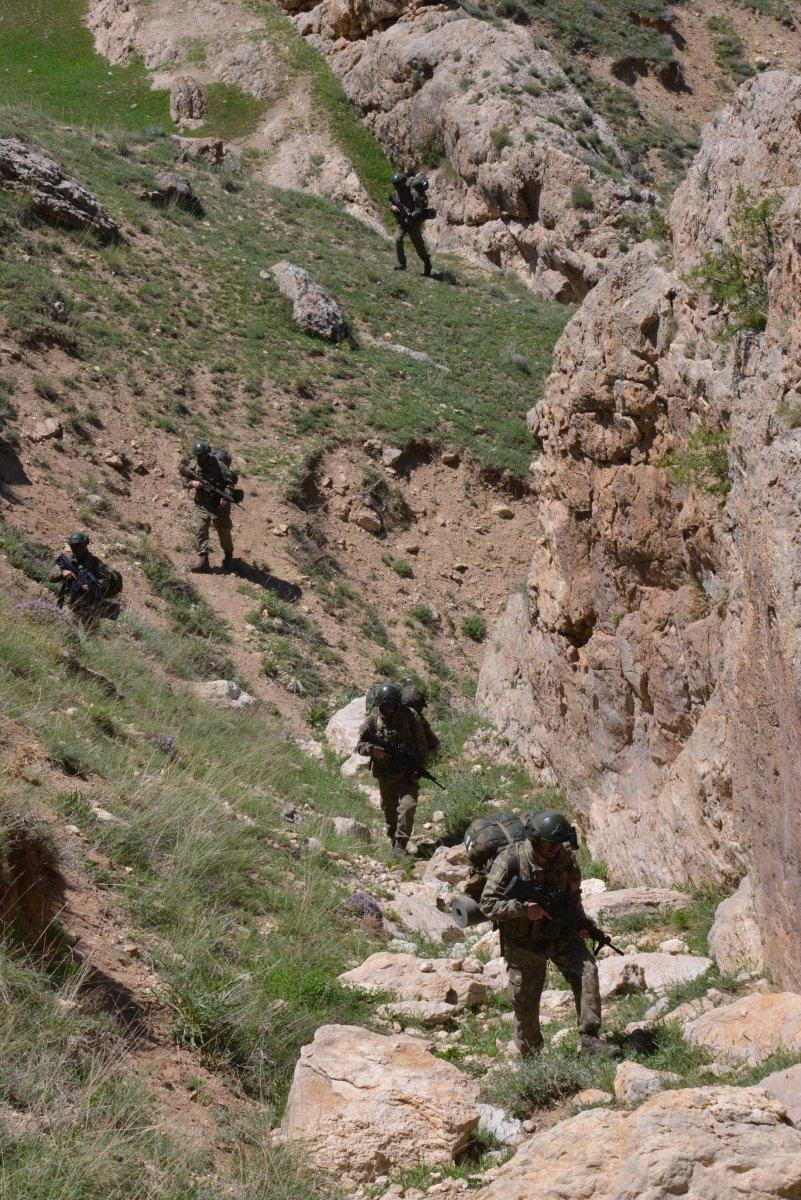 'Hudut kartalları' bayramda sınır nöbetinde