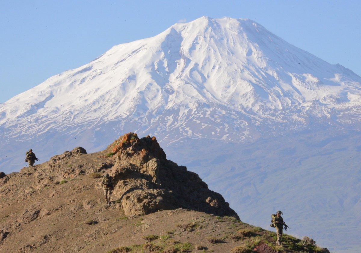 'Hudut kartalları' bayramda sınır nöbetinde