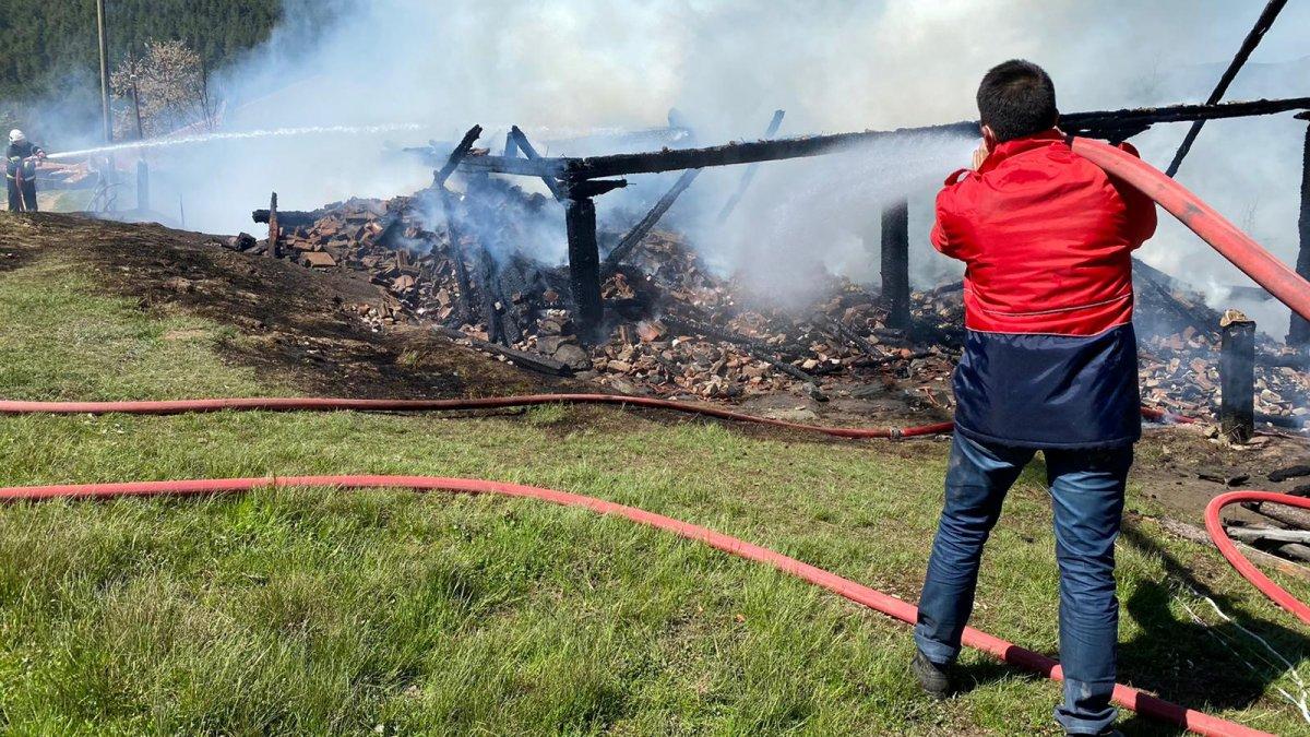 Kastamonu'da yaşlı adam, yangın sonrası çöken evde can verdi