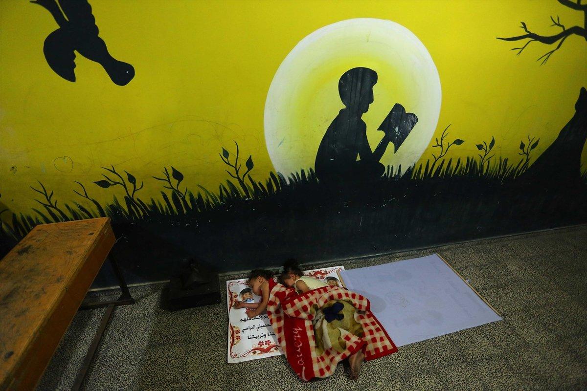 Filistinliler, İsrail bombalarından korunmak için okullara sığındı