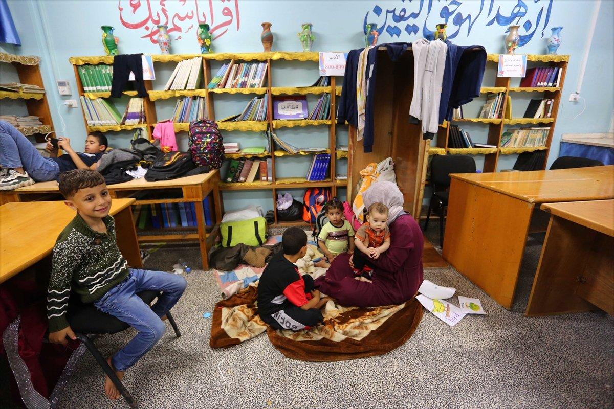 Filistinliler, İsrail bombalarından korunmak için okullara sığındı