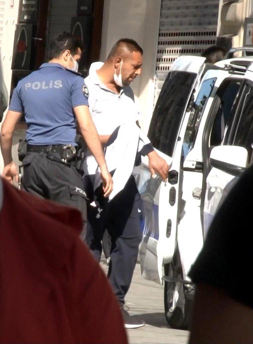 Taksim'de seyyar satıcı ile zabıtalar arasında arbede