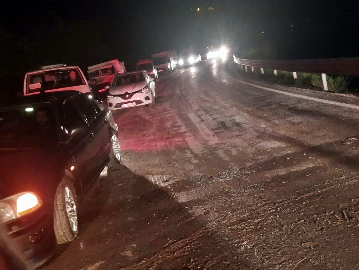 Van-Yüksekova karayolunda heyelan