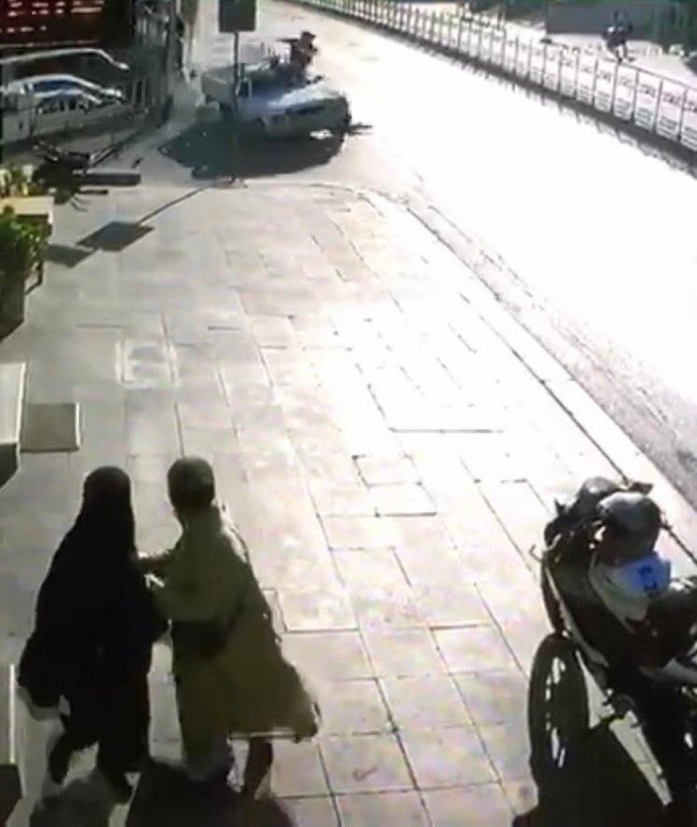 Pendik’te, otobüs durağında bekleyen aileye çarpıp kaçtı