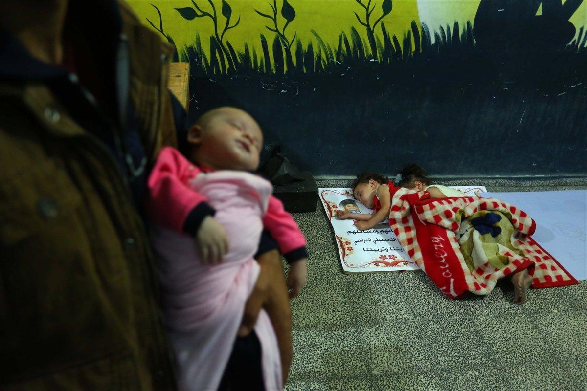 Filistinliler, İsrail bombalarından korunmak için okullara sığındı