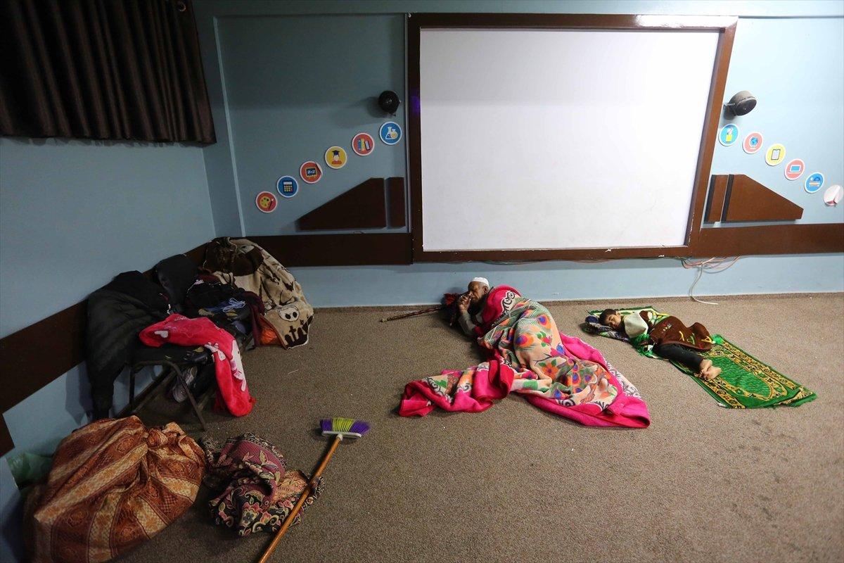 Filistinliler, İsrail bombalarından korunmak için okullara sığındı