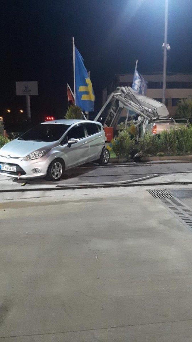 Antalya’da kontrolden çıkan araç benzin istasyonuna girdi