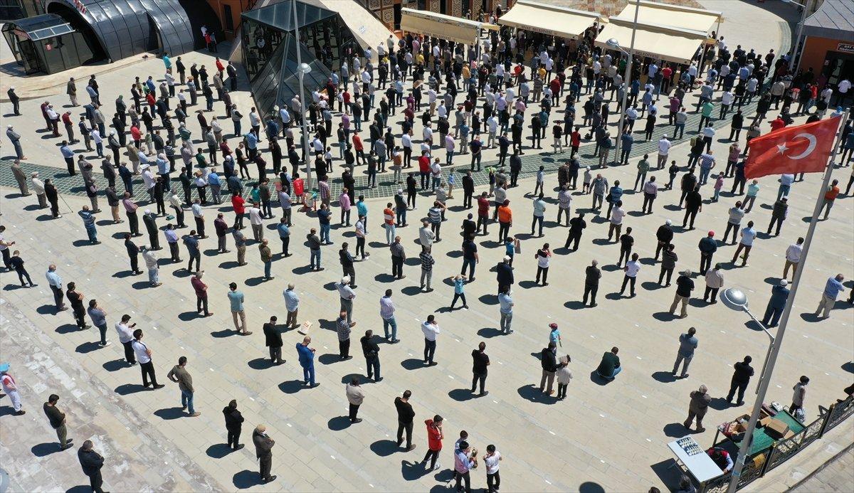 İsrail saldırılarında hayatını kaybeden Filistinliler için gıyabi cenaze namazı kılındı