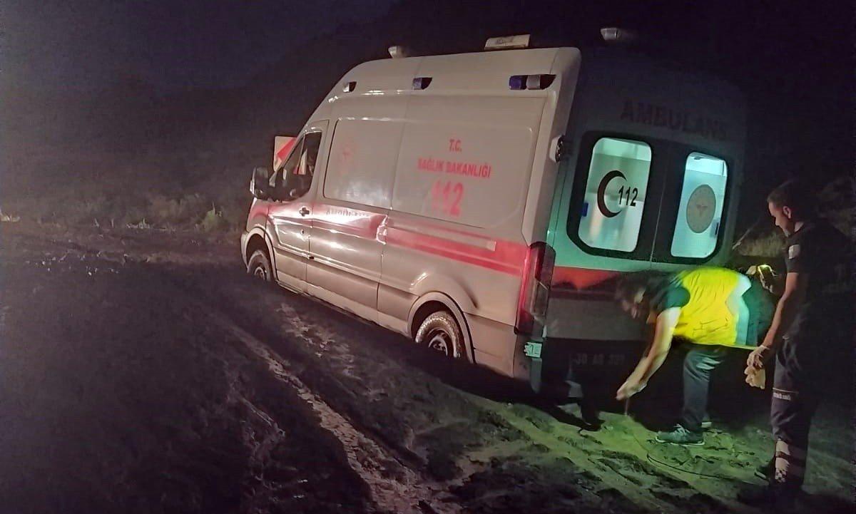 Van-Yüksekova karayolunda heyelan