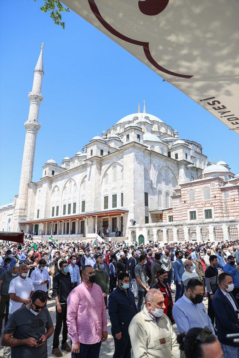 İsrail saldırılarında hayatını kaybeden Filistinliler için gıyabi cenaze namazı kılındı