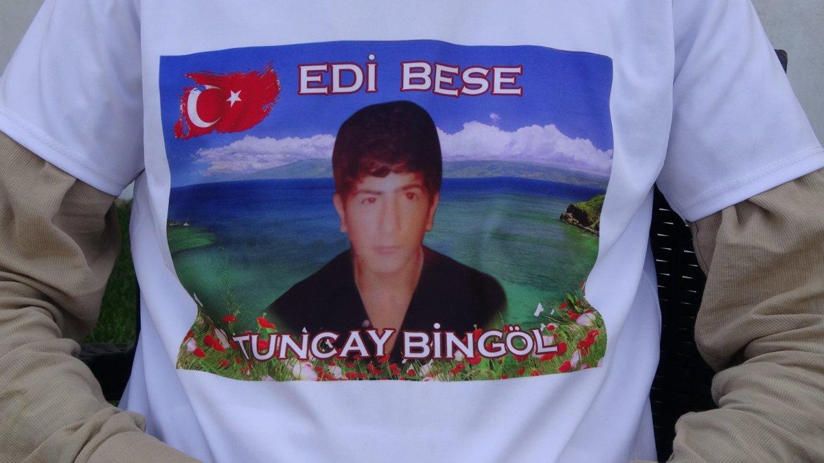 Evlat nöbetindeki aileler bayramda da bekleyişlerini sürdürüyor