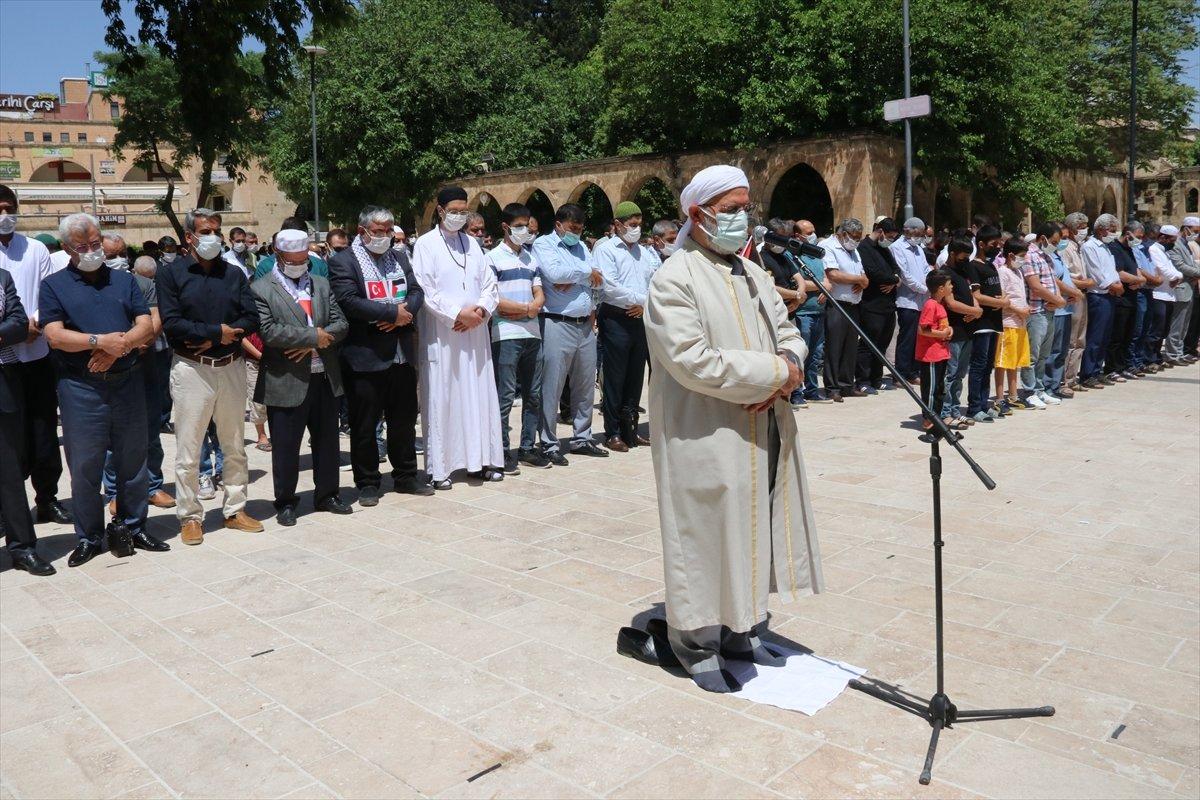 İsrail saldırılarında hayatını kaybeden Filistinliler için gıyabi cenaze namazı kılındı