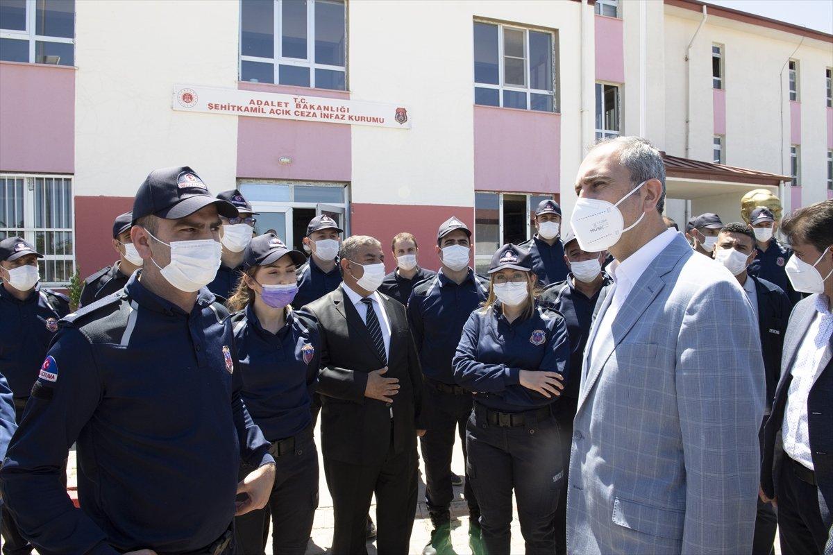 İnfaz koruma memurlarıyla bayramlaştı