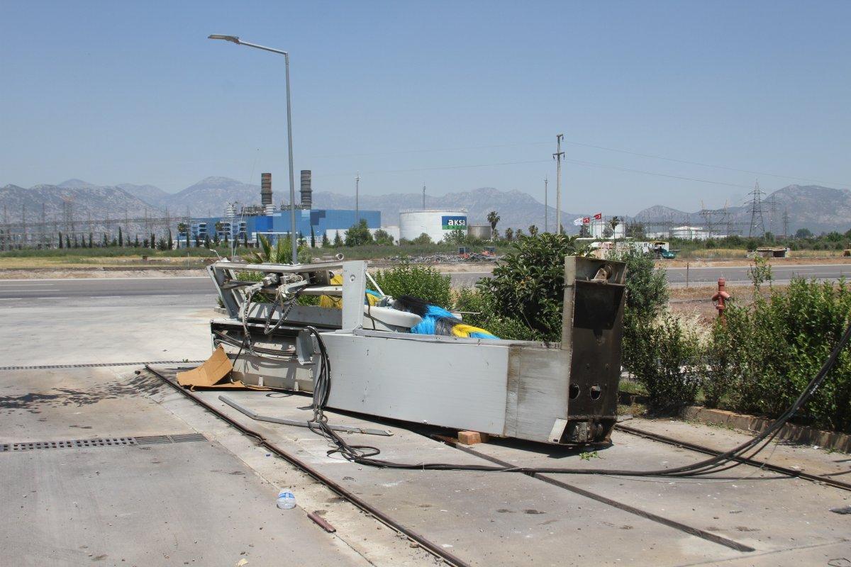 Antalya’da kontrolden çıkan araç benzin istasyonuna girdi