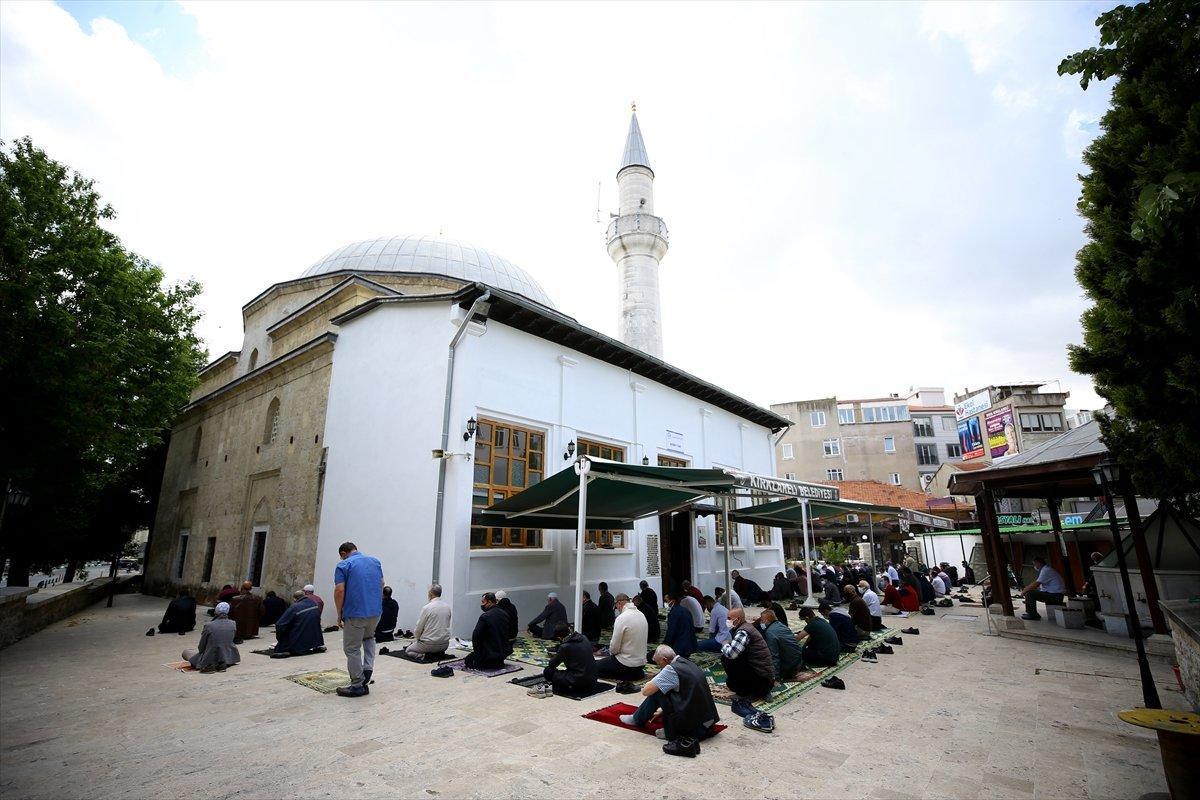 İsrail saldırılarında hayatını kaybeden Filistinliler için gıyabi cenaze namazı kılındı