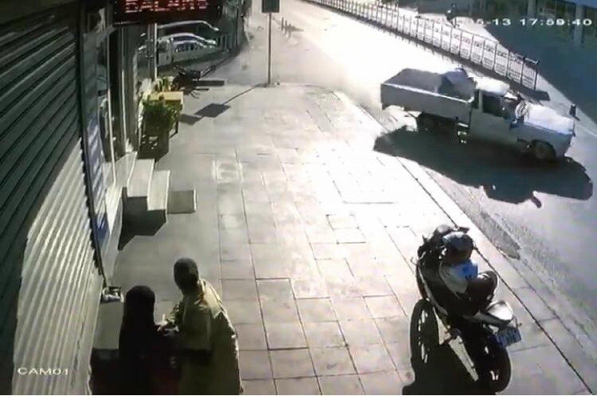 Pendik’te, otobüs durağında bekleyen aileye çarpıp kaçtı