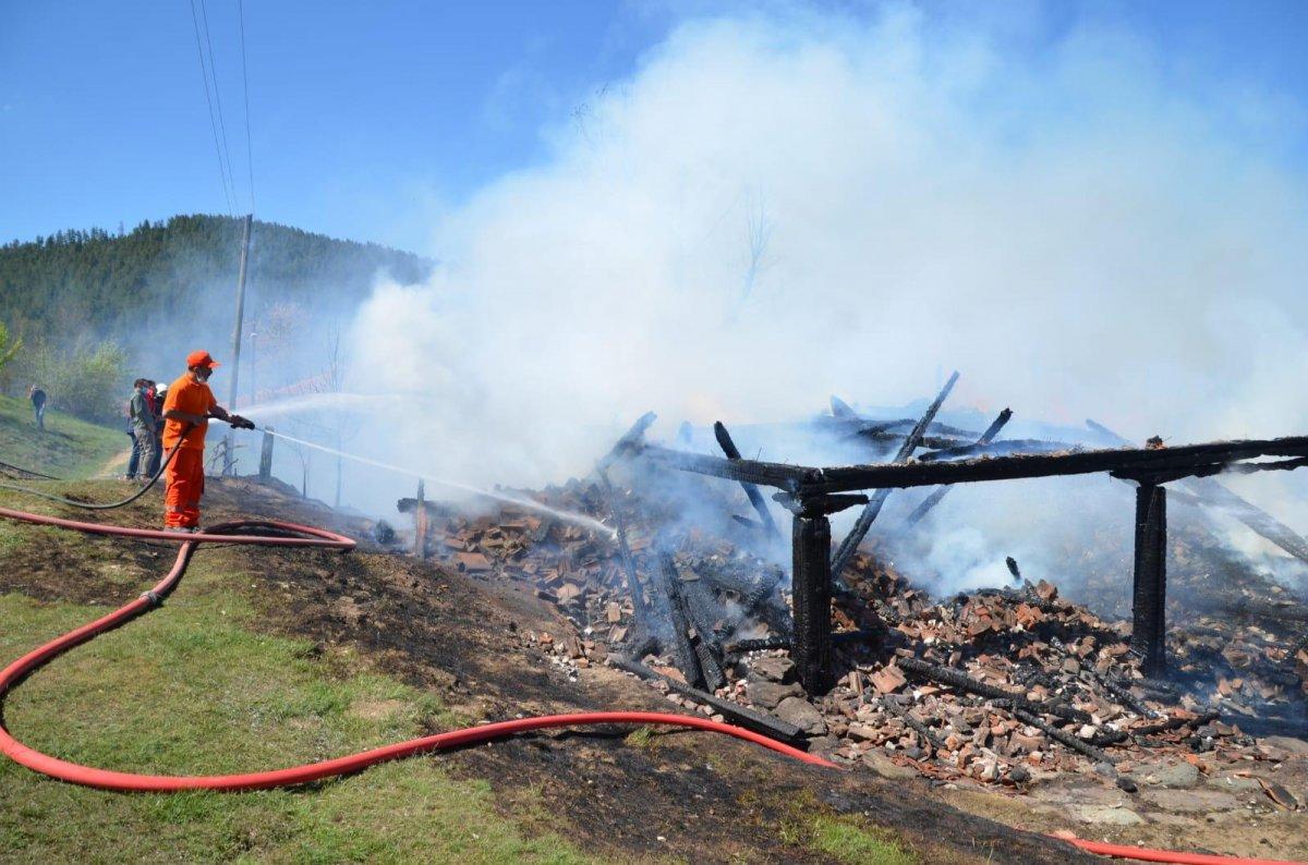 Kastamonu'da yaşlı adam, yangın sonrası çöken evde can verdi