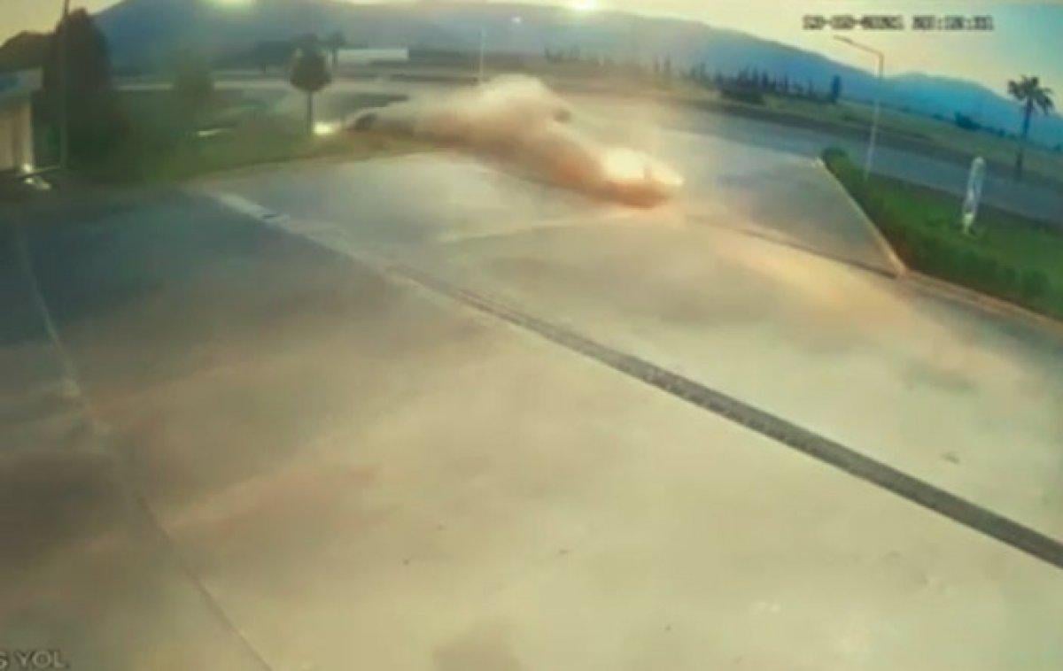 Antalya’da kontrolden çıkan araç benzin istasyonuna girdi