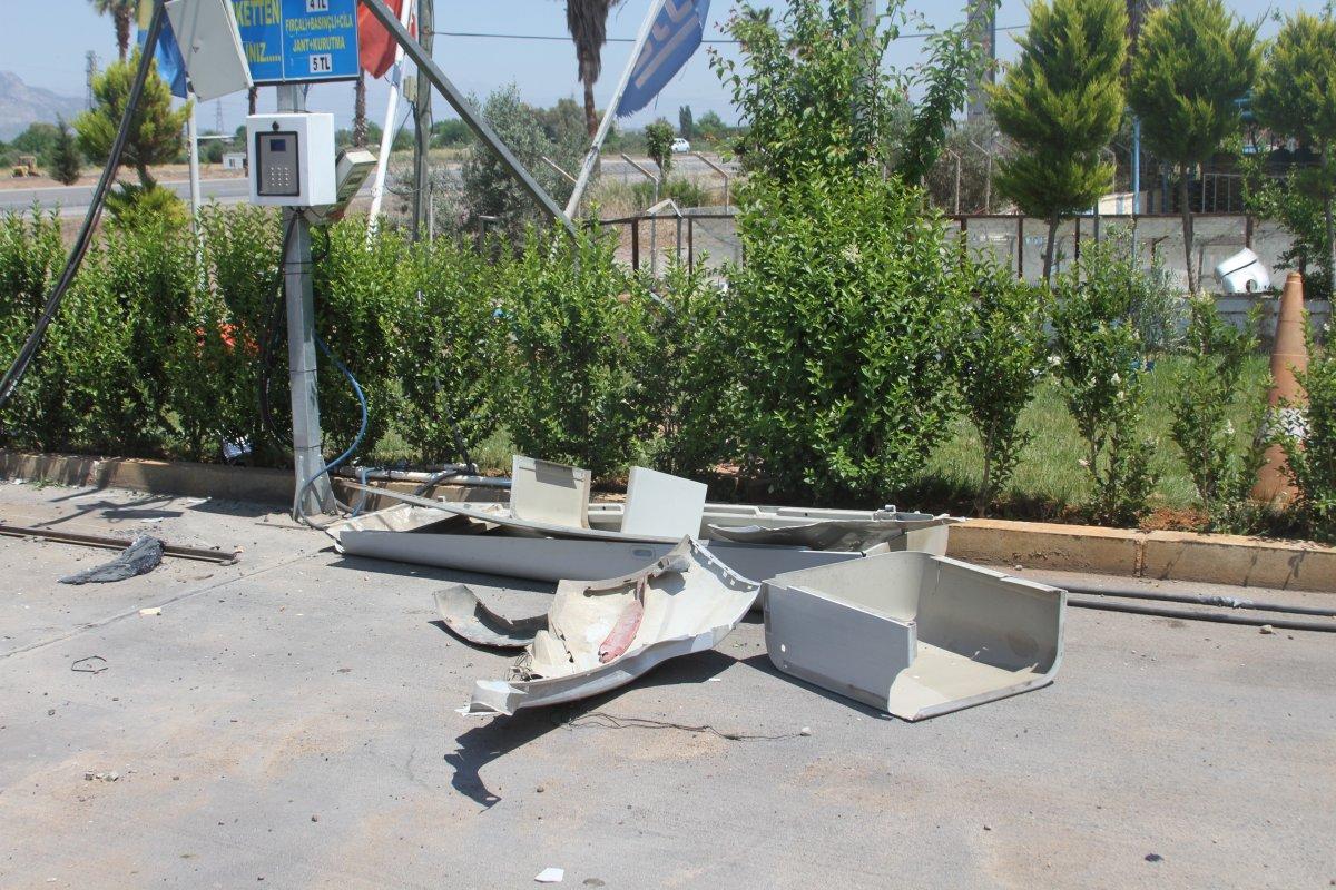 Antalya’da kontrolden çıkan araç benzin istasyonuna girdi