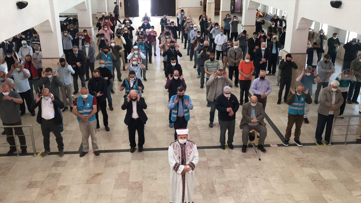 İsrail saldırılarında hayatını kaybeden Filistinliler için gıyabi cenaze namazı kılındı