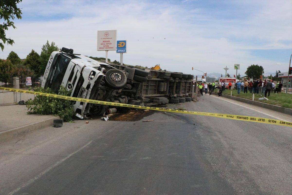 İzmir'de taksiyle çarpışan tır devrildi