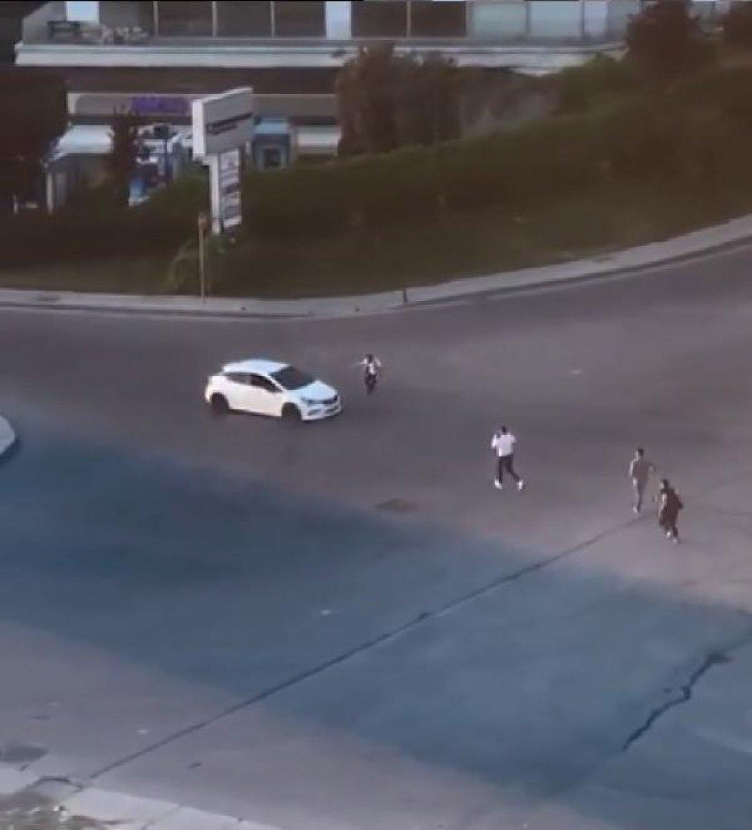 Bağcılar'da yol ortasında silahlı çatışma