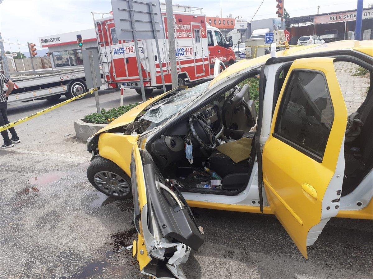 İzmir'de taksiyle çarpışan tır devrildi
