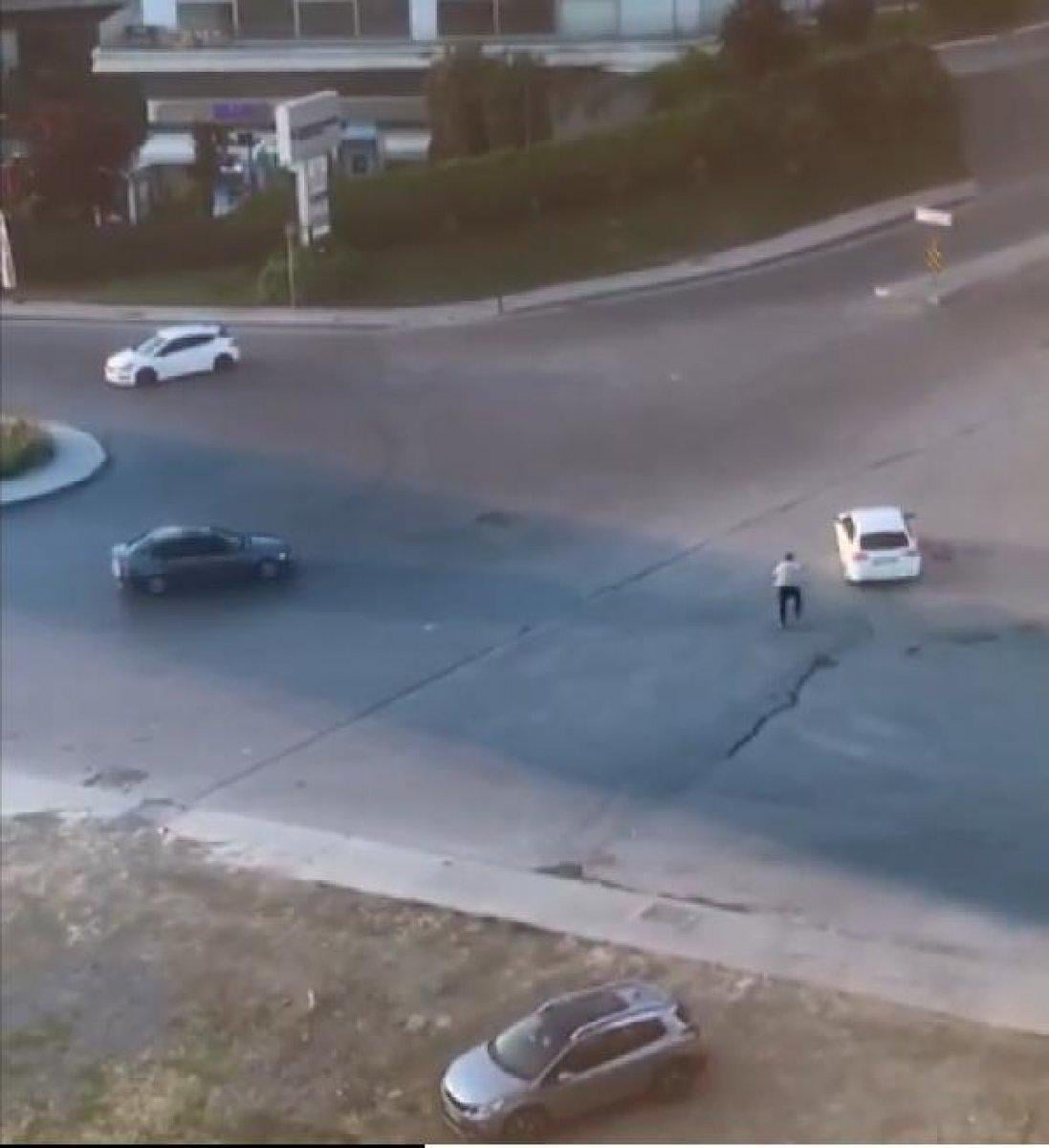 Bağcılar'da yol ortasında silahlı çatışma