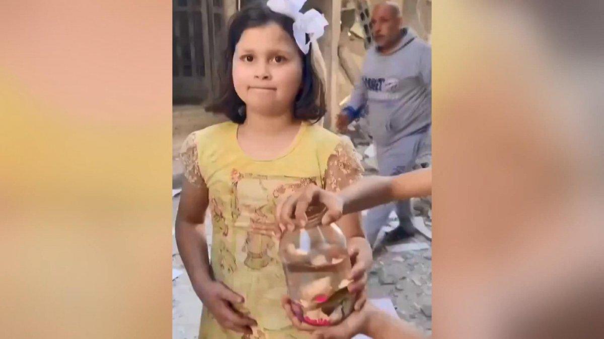 Gazze’de balıkları enkazdan kurtaran çocukların sevinci